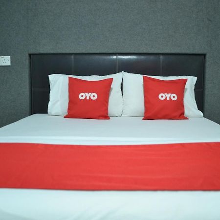 Oyo 89737 Hotel Tishoa Kampong Batu Tiga Zewnętrze zdjęcie