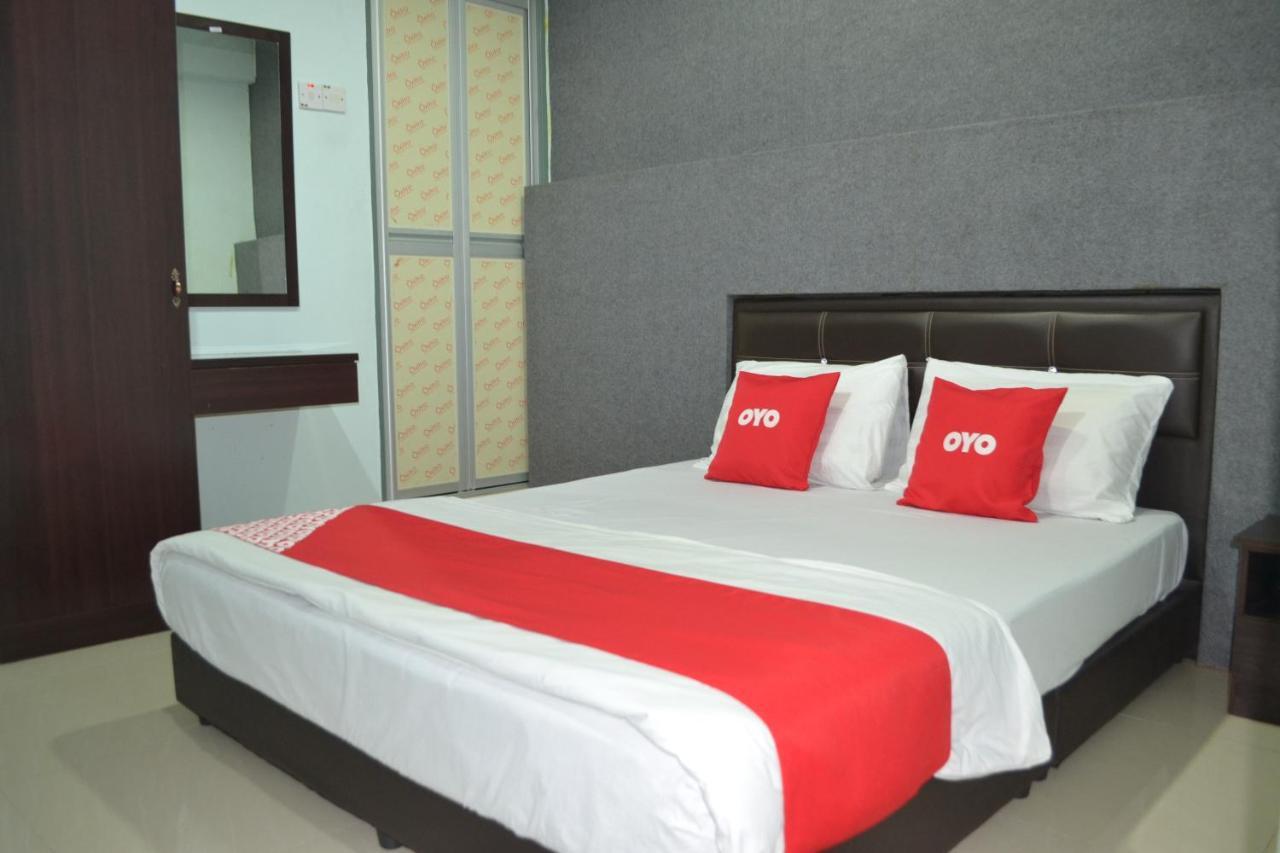 Oyo 89737 Hotel Tishoa Kampong Batu Tiga Zewnętrze zdjęcie