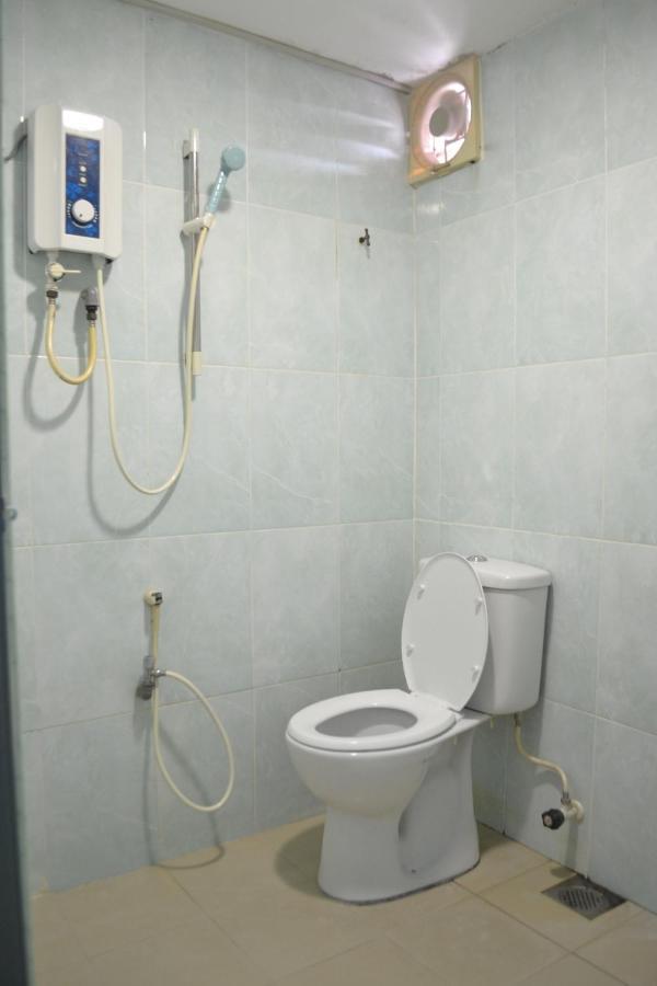 Oyo 89737 Hotel Tishoa Kampong Batu Tiga Zewnętrze zdjęcie
