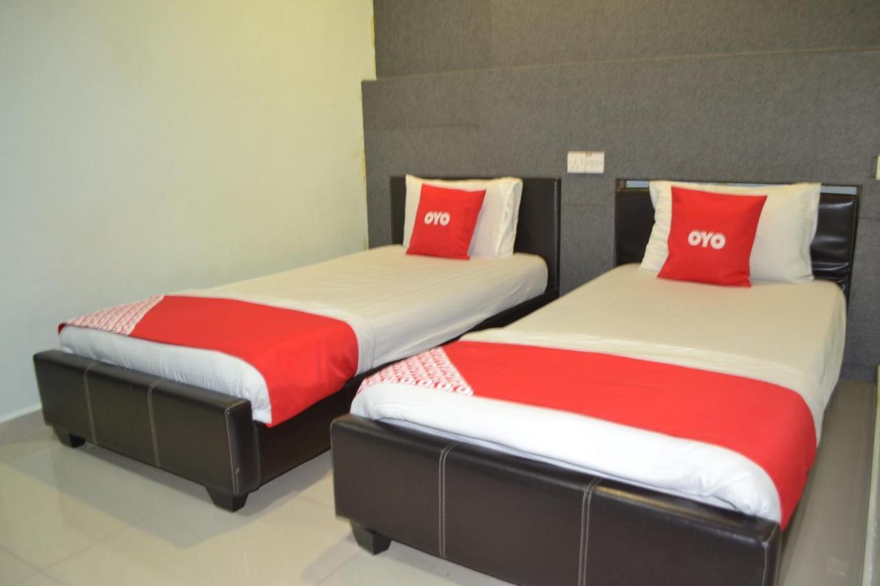 Oyo 89737 Hotel Tishoa Kampong Batu Tiga Zewnętrze zdjęcie
