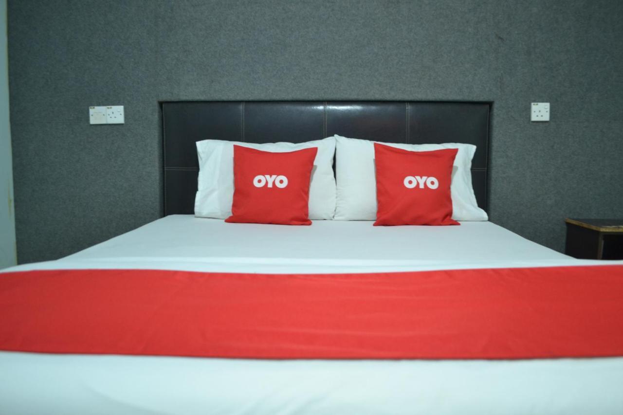 Oyo 89737 Hotel Tishoa Kampong Batu Tiga Zewnętrze zdjęcie