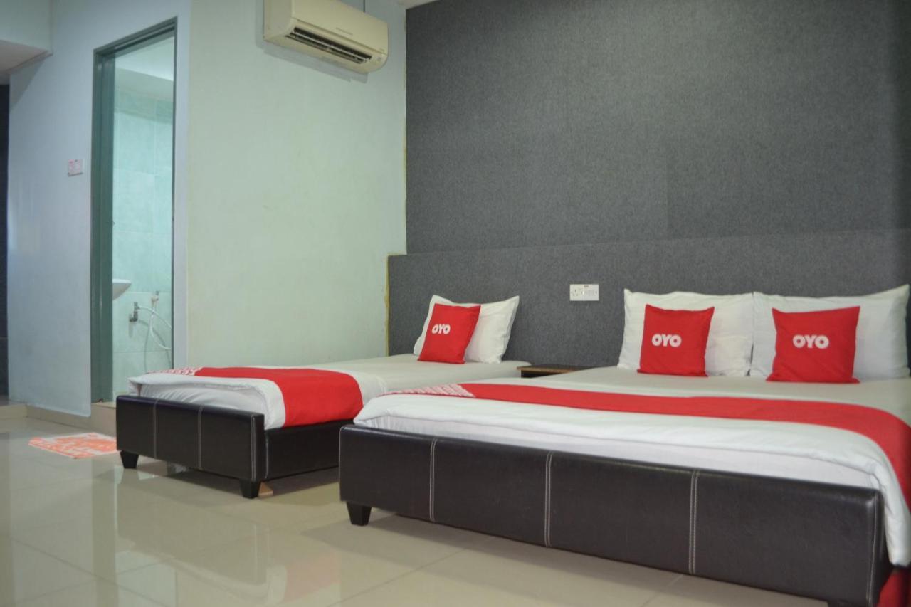 Oyo 89737 Hotel Tishoa Kampong Batu Tiga Zewnętrze zdjęcie