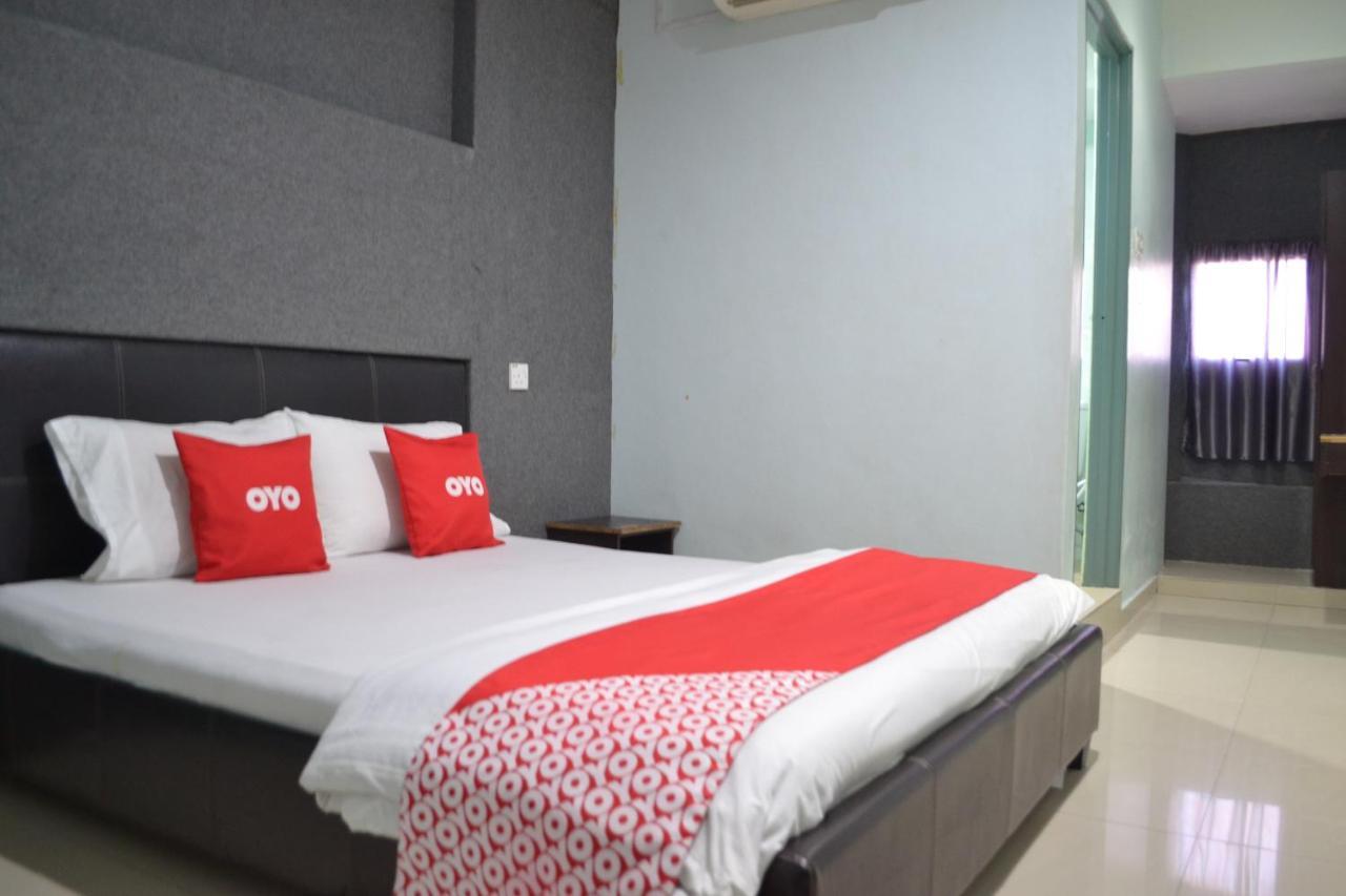 Oyo 89737 Hotel Tishoa Kampong Batu Tiga Zewnętrze zdjęcie