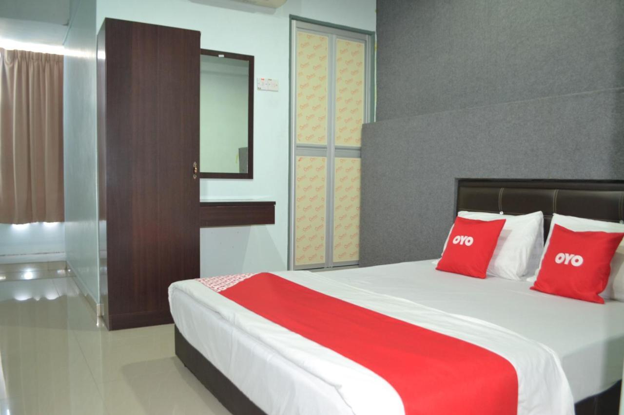 Oyo 89737 Hotel Tishoa Kampong Batu Tiga Zewnętrze zdjęcie