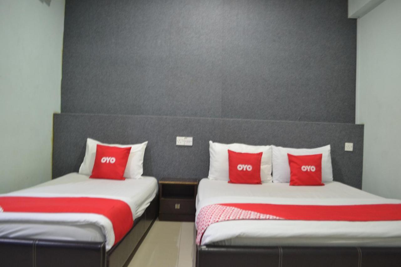 Oyo 89737 Hotel Tishoa Kampong Batu Tiga Zewnętrze zdjęcie