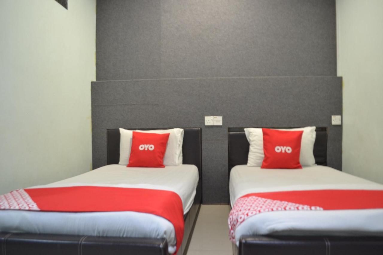 Oyo 89737 Hotel Tishoa Kampong Batu Tiga Zewnętrze zdjęcie