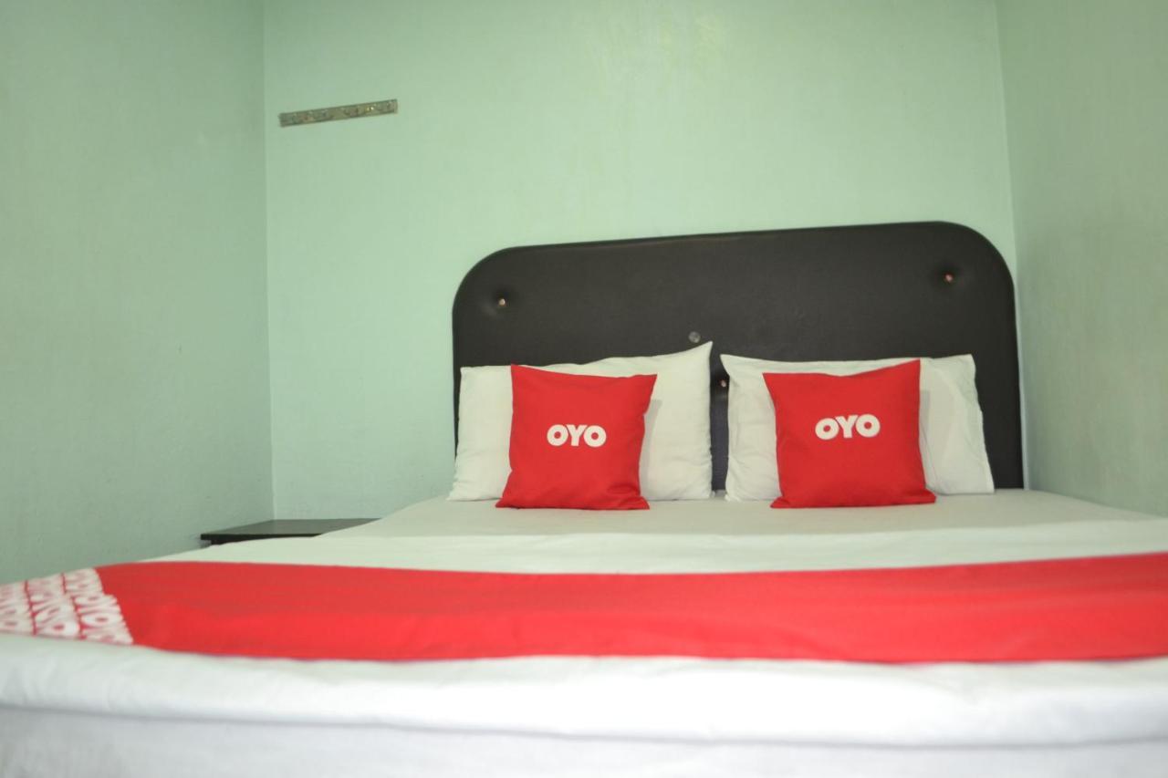 Oyo 89737 Hotel Tishoa Kampong Batu Tiga Zewnętrze zdjęcie