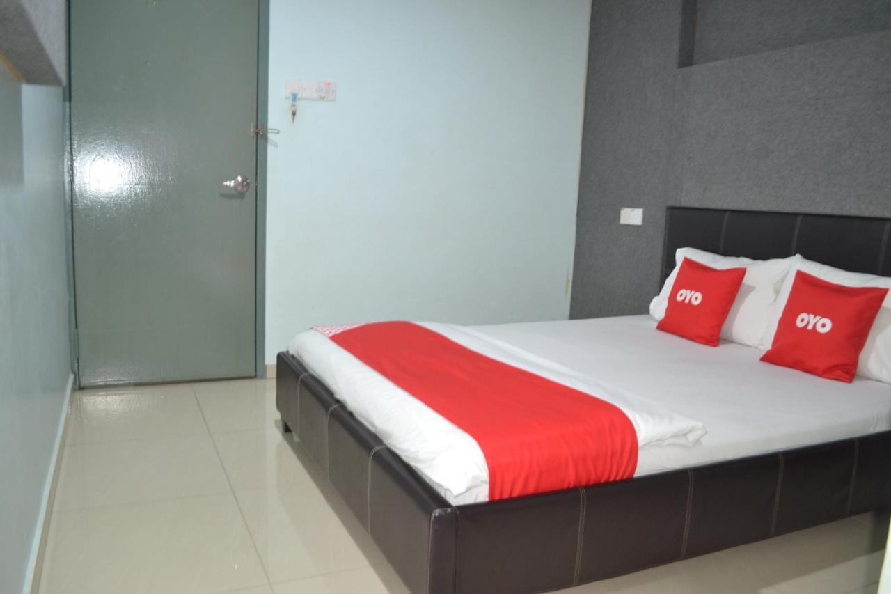 Oyo 89737 Hotel Tishoa Kampong Batu Tiga Zewnętrze zdjęcie