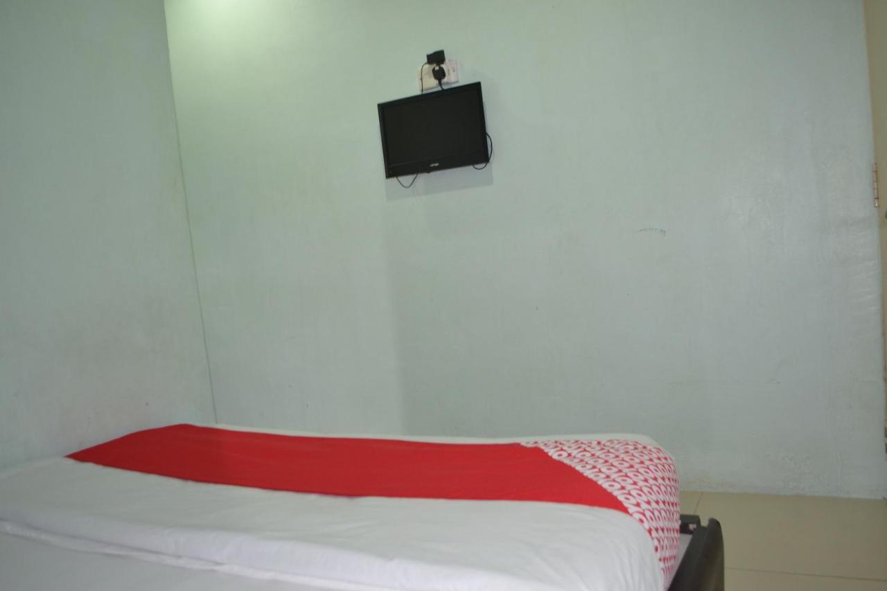 Oyo 89737 Hotel Tishoa Kampong Batu Tiga Zewnętrze zdjęcie